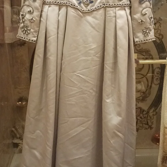VICTORIA ROYAL LTD GOWN SIZE 10